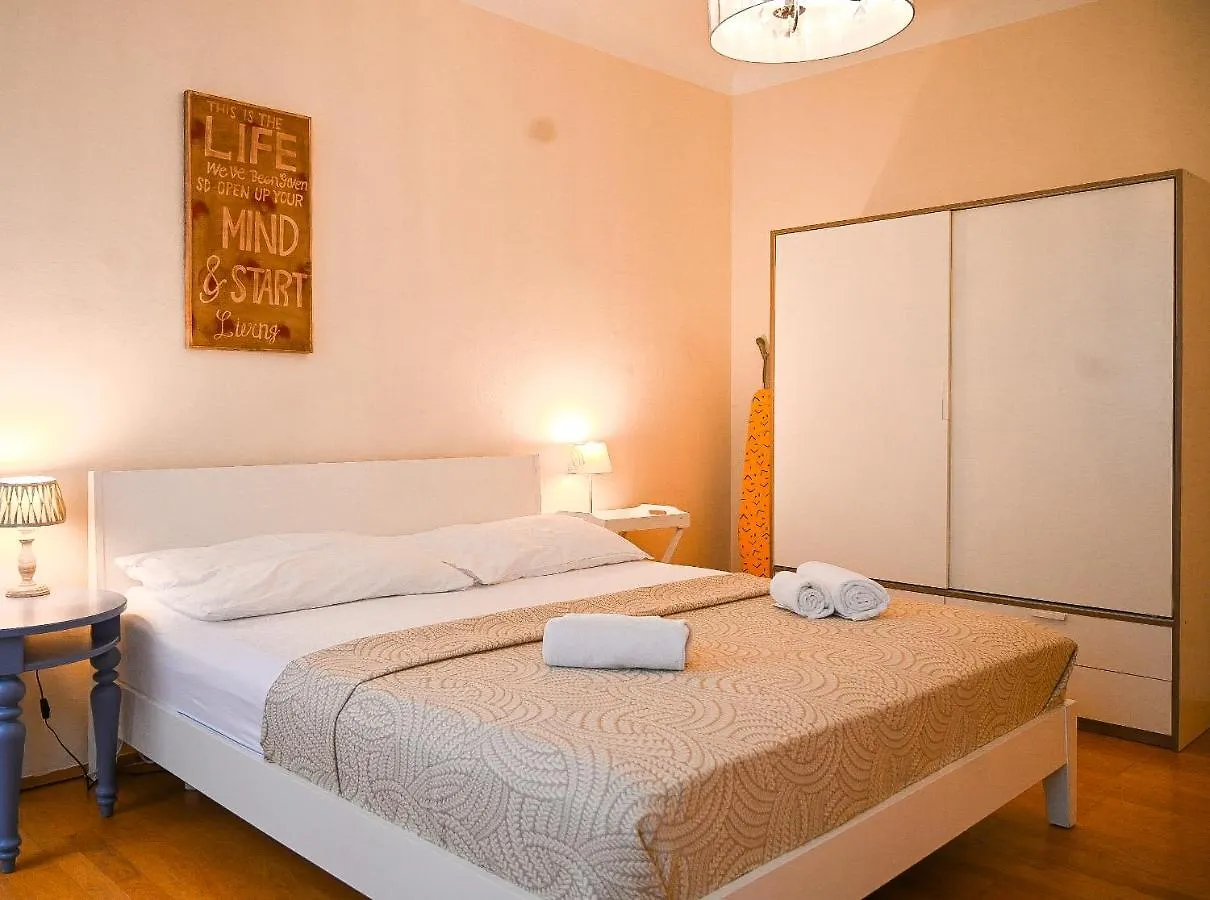 Bright Apartment Schoenbrunn Palace location
