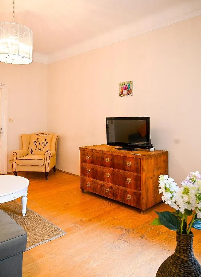 Bright Apartment Schoenbrunn Palace Vienna