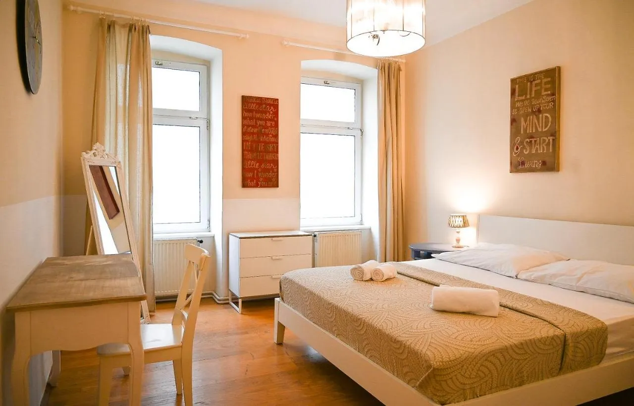 Bright Apartment Schoenbrunn Palace Vienna 0*,  Austria